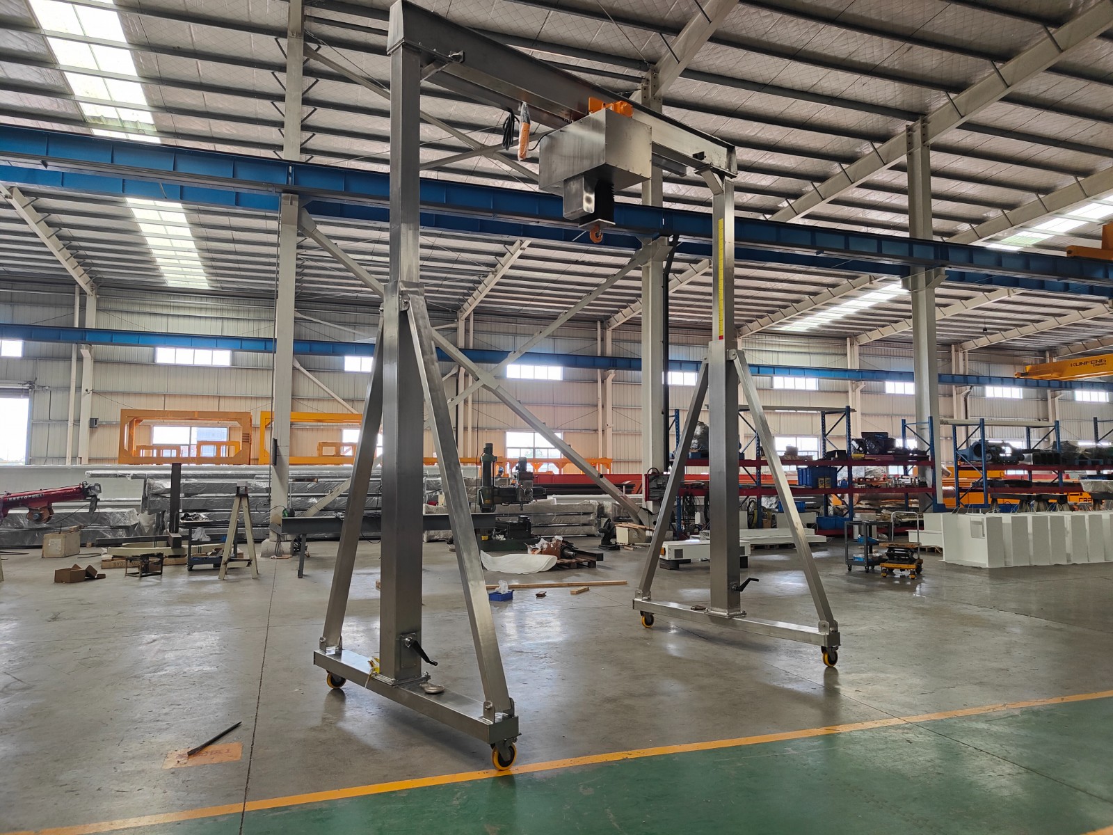 Cleanroom hand push gantry crane