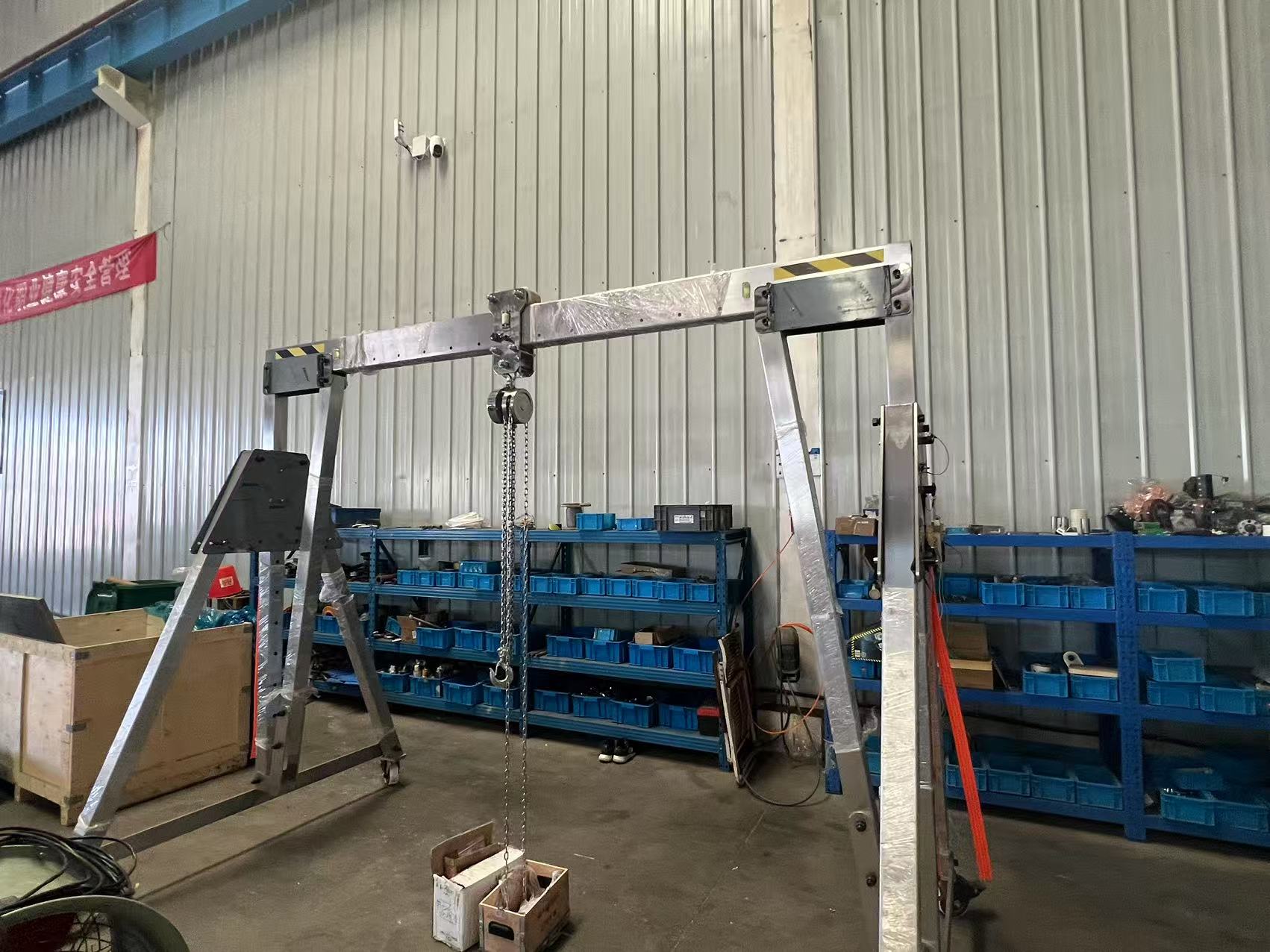 Adjustable manual gantry crane